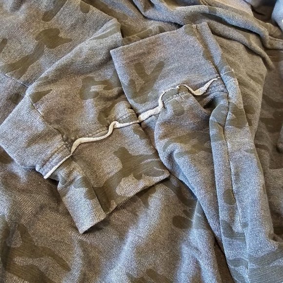 Sundry XL 4 Blue Black Camo Print Off Shoulder Cozy Pullover Sweatshirt Oversize - Picture 5 of 9